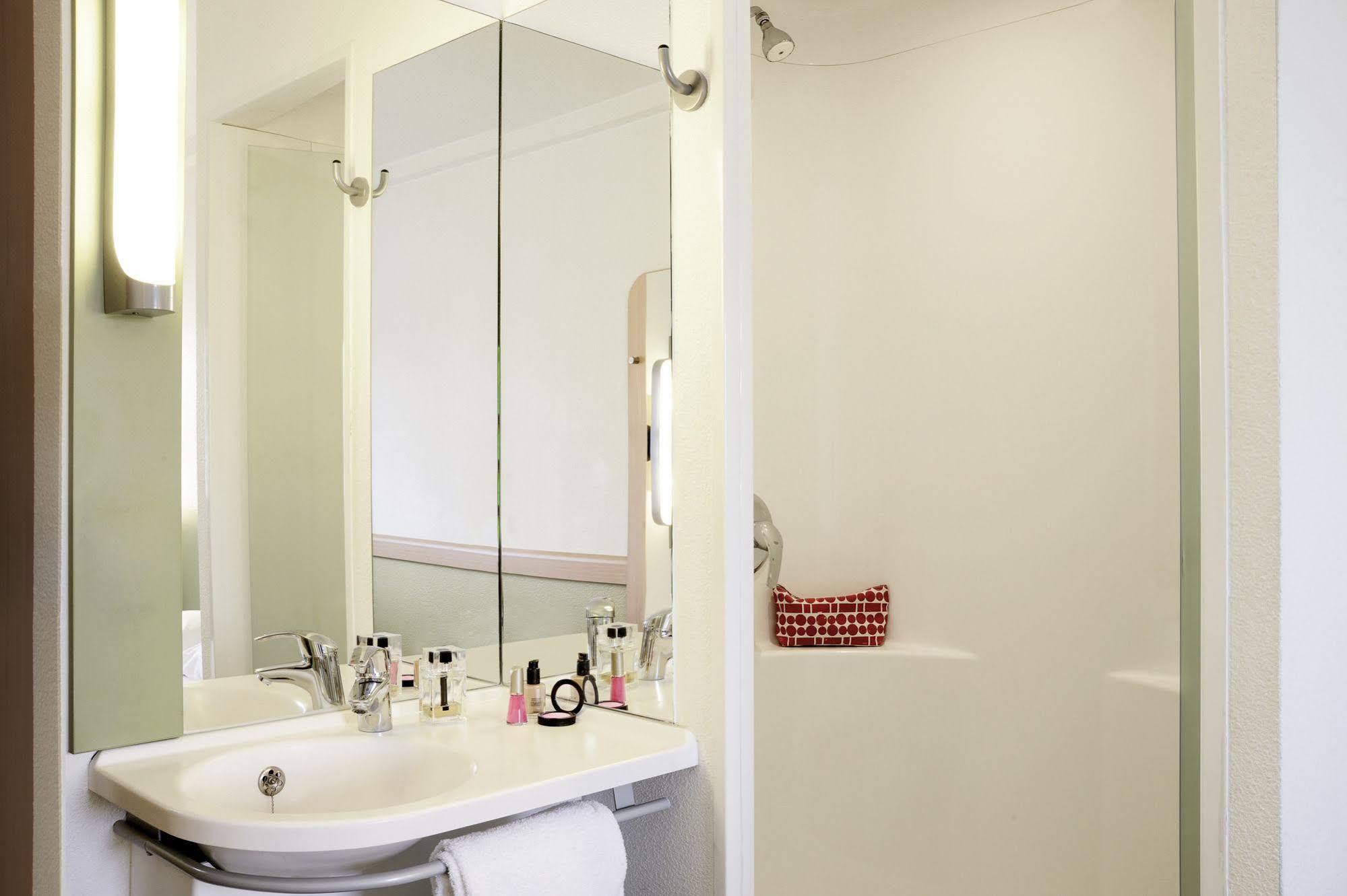 Ibis Budget Portsmouth Bagian luar foto