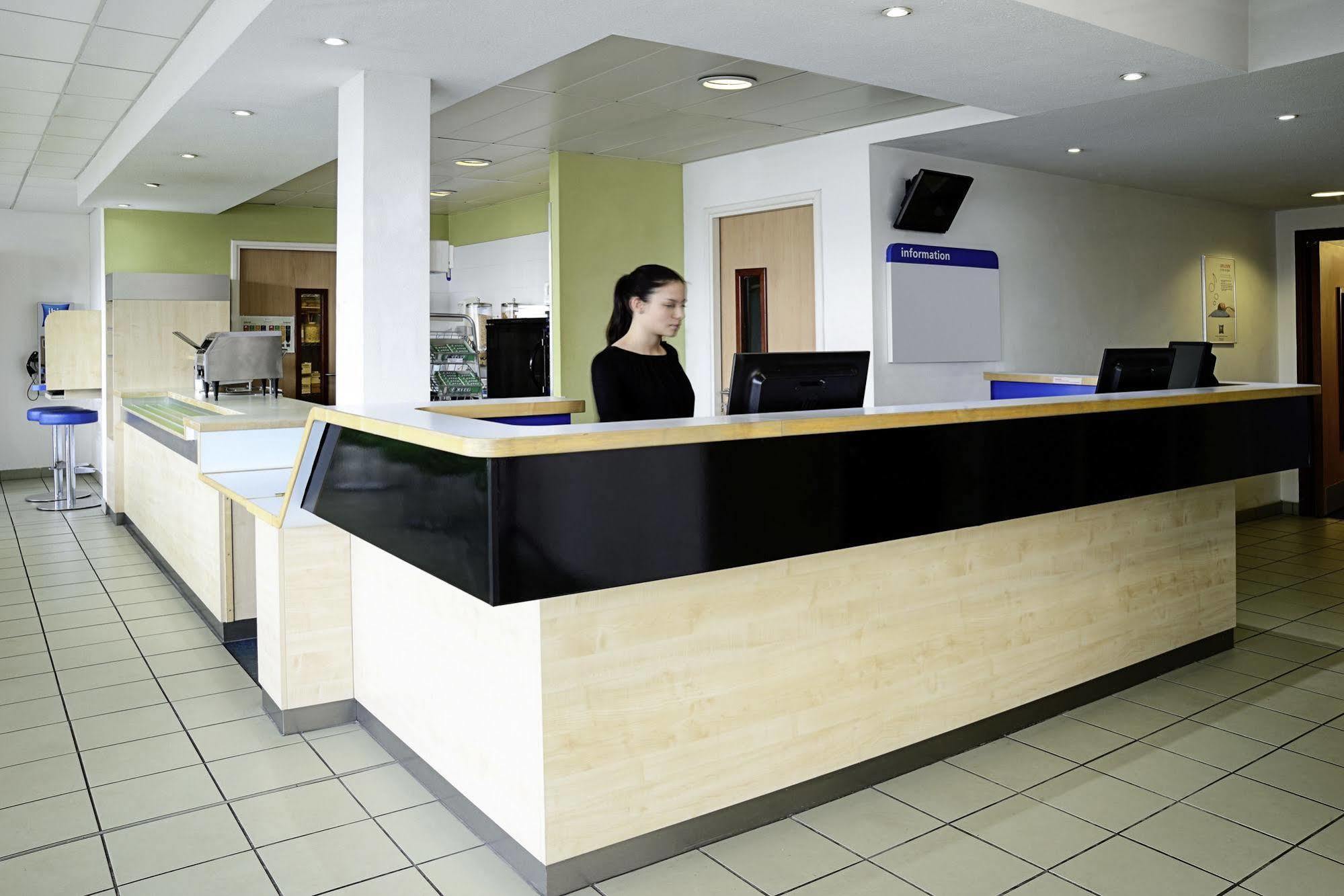 Ibis Budget Portsmouth Bagian luar foto